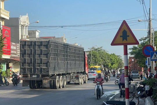 Xe máy ngang nhiên đi ngược chiều trên phố Hải Triều
