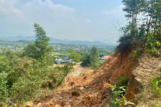Phòng tránh sạt lở đất ở chân núi Rừng Cấm 1