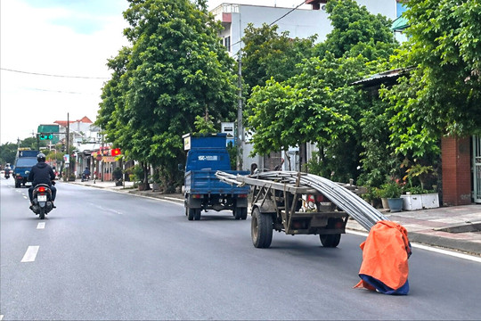 Nguy hiểm xe ba bánh tự chế chở vật liệu cồng kềnh