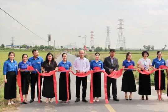 Đưa vào sử dụng công trình 'Thắp sáng đường quê' ở An Quang