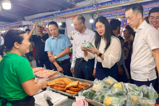 80 gian hàng tại phiên chợ đưa hàng Việt về nông thôn xã Chí Minh
