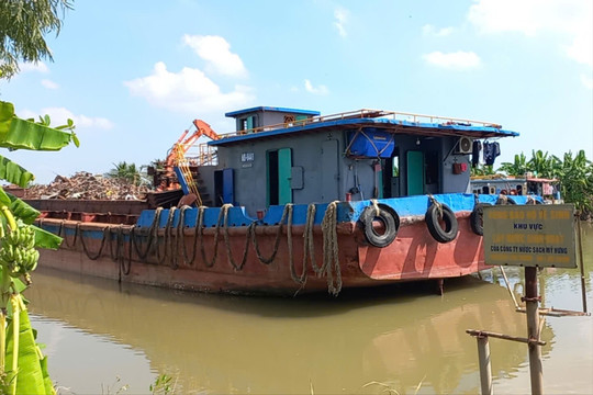 Chưa trục vớt xong tàu chở 400 tấn sắt vụn chìm trên sông Hóa