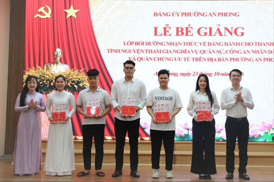 Bồi dưỡng nhận thức về Đảng cho 42 thanh niên tình nguyện nhập ngũ