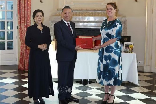 Tổng Bí thư, Chủ tịch nước Tô Lâm và Phu nhân thăm, tặng sách cho Thư viện Hoàng gia Bỉ