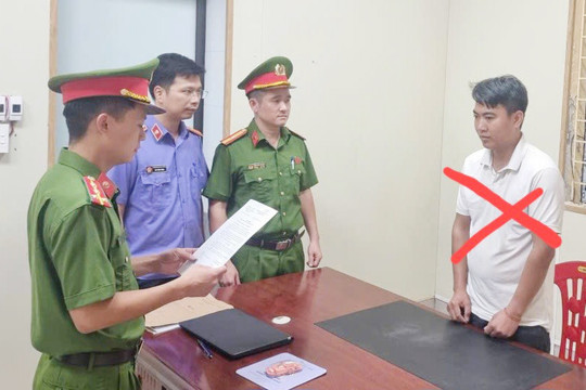 Khởi tố lái xe ô tô lạng lách, chống đối cảnh sát giao thông