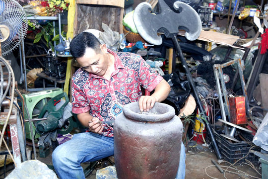 Người nghệ sĩ thổi hồn cho những đạo cụ sân khấu