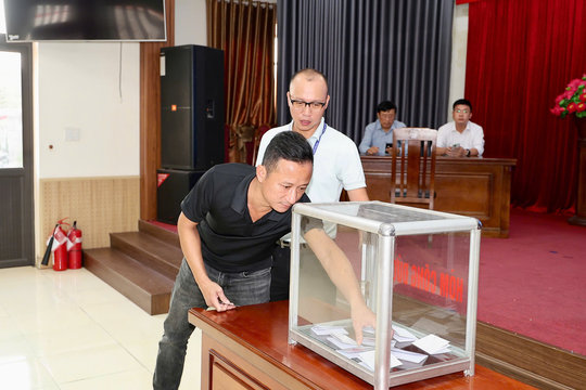 8 hộ dân phường Ngô Quyền bốc thăm căn hộ tái thuê phục vụ dự án cầu Nguyễn Trãi