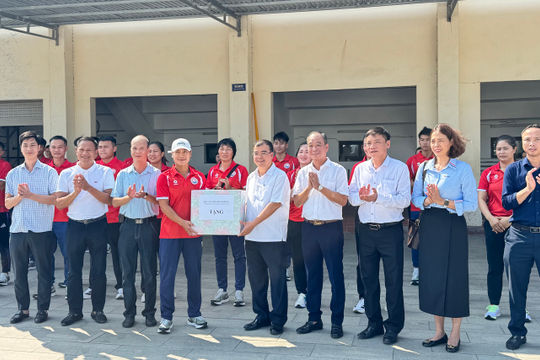 Phó Chủ tịch UBND thành phố Nguyễn Minh Hùng động viên Đội tuyển đua thuyền Hải Phòng