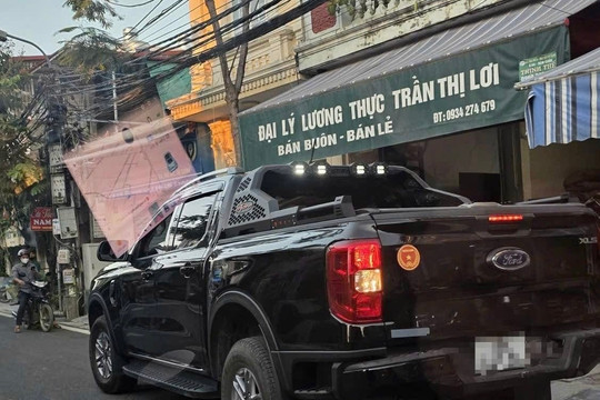 Xử lý xe bán tải lắp thêm đèn phía sau trái quy định