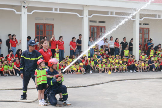 Trẻ học kỹ năng an toàn qua trải nghiệm thực tế