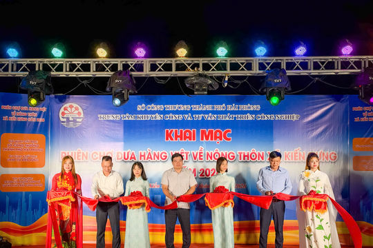 Gần 80 gian hàng tham gia phiên chợ hàng Việt tại Kiến Hưng