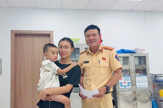 Cảnh sát giao thông kịp thời đưa cháu bé sốt cao, co giật đi cấp cứu