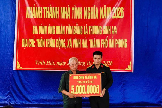 Bàn giao nhà tình nghĩa cho thương binh Đoàn Văn Bằng ở xã Vĩnh Hải