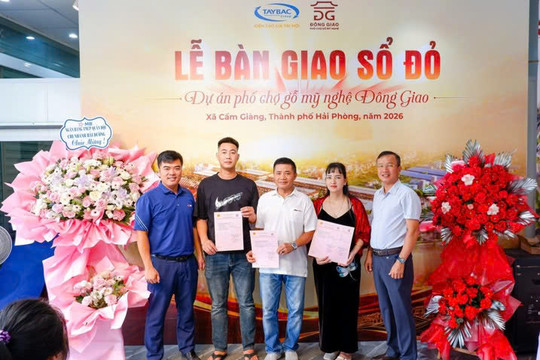 Tập đoàn đầu tư Tây Bắc trao giấy chứng nhận quyền sử dụng đất cho khách hàng tại dự án phố chợ gỗ mỹ nghệ Đông Giao