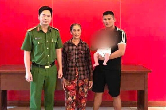 Bé gái hơn 2 tháng tuổi bị bỏ rơi trước cổng nhà dân