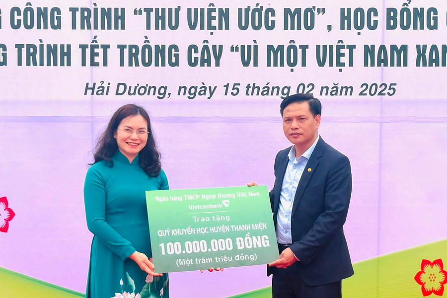 Vietcombank trao công trình 'Thư viện ước mơ' và học bổng cho học sinh Thanh Miện