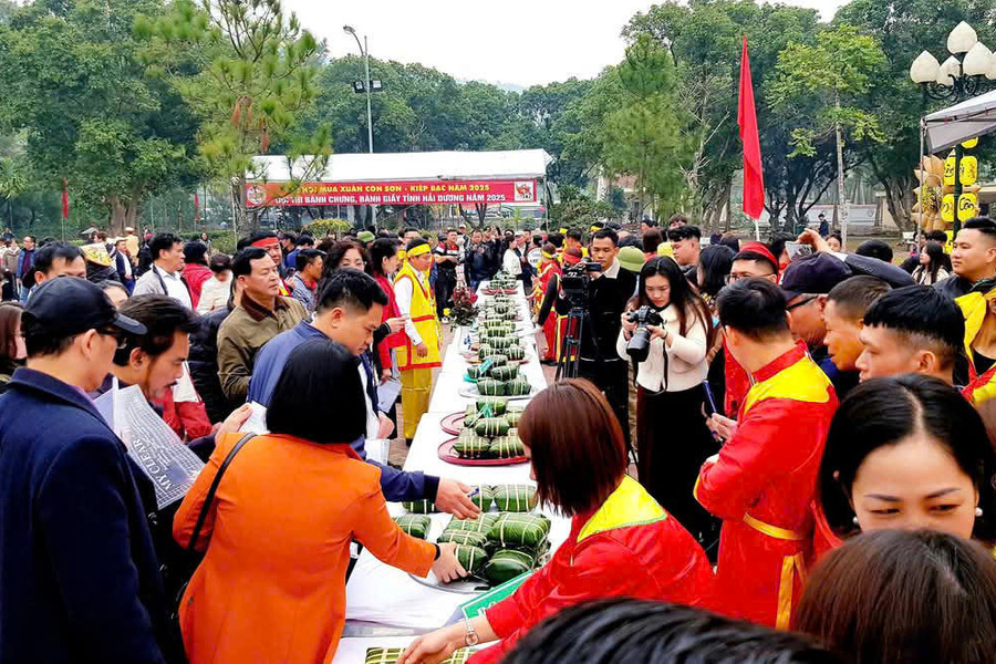 Lượng khách đến Côn Sơn - Kiếp Bạc những ngày trọng hội tăng cao