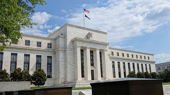 Fed đối diện sức ép nâng lãi suất