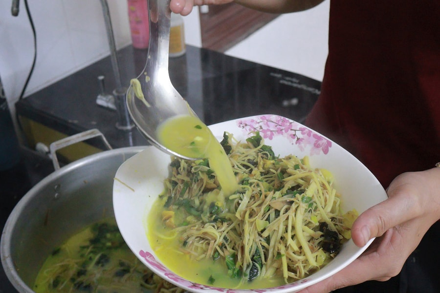 Dân dã món củ chuối nấu ốc bươu