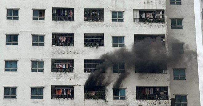 Cháy chung cư ở Hà Nội, khói đen bốc ra cuồn cuộn từ tầng 14