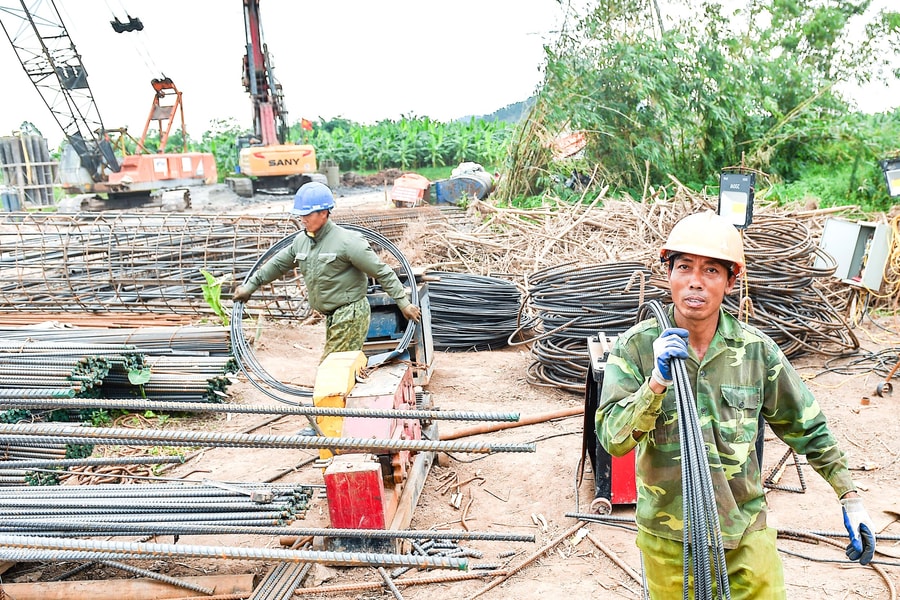 Braving adverse weather to build two bridges across Kinh Thay river
