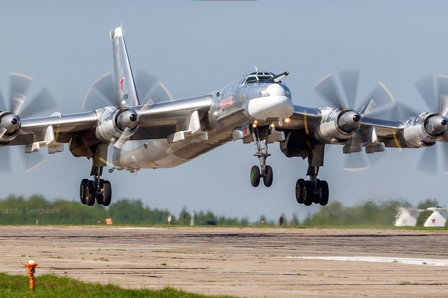 Vì sao Ukraine lại tấn công mẫu máy bay ném bom cao tuổi như Tu-95 của Nga?