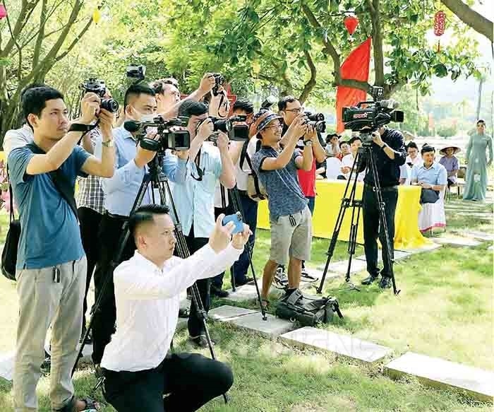Nghề báo không nhàn hạ