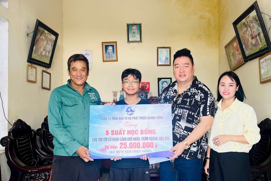 Hội Liên hiệp Phụ nữ huyện Nam Sách phối hợp tặng nhiều phần quà cho trẻ em