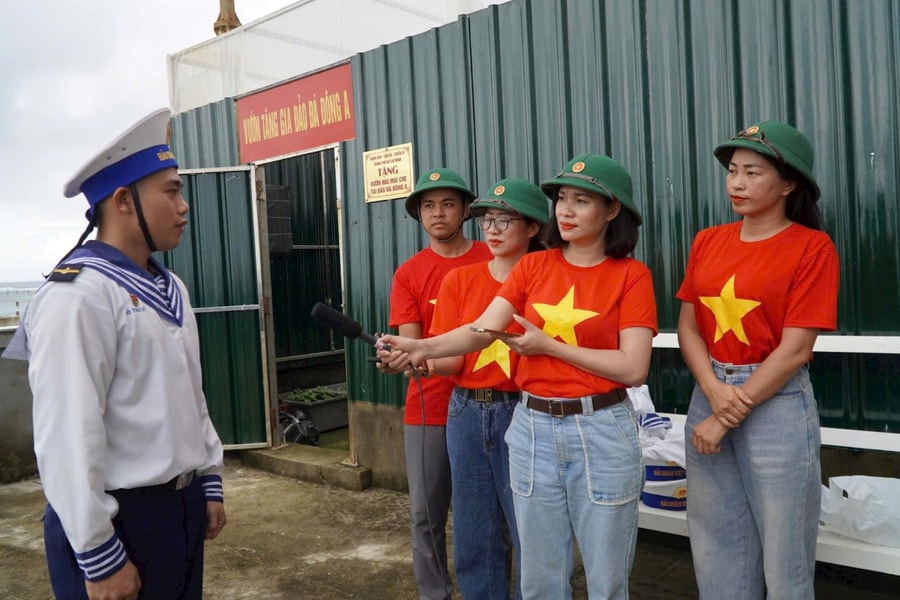 Tác nghiệp giữa biển khơi