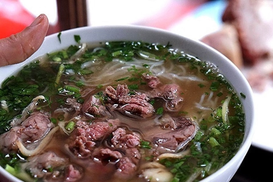 Bát bún, phở đồng loạt tăng 5.000 đồng, chủ quán nói do hành, thịt, cua đều gánh thêm thuế