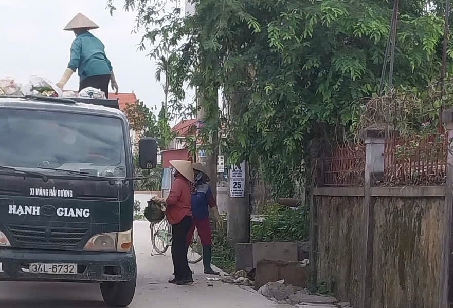 Người thu gom rác ở Kim Thành có mức lương cao nhất 9 triệu đồng