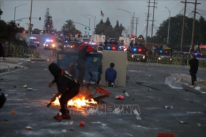 Biểu tình tại Los Angeles tạm lắng trong giờ giới nghiêm