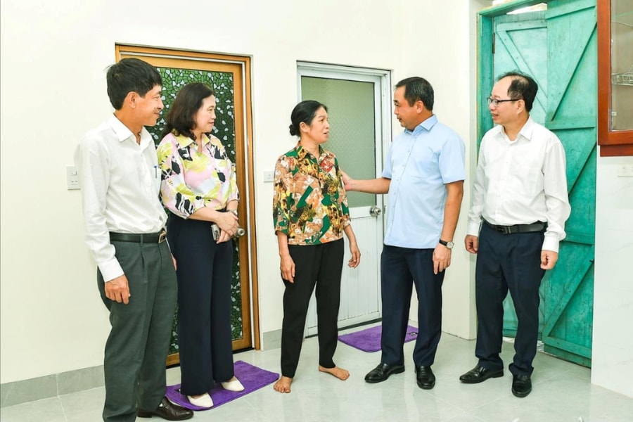 Hai Duong leaders visit and present gifts to families entitled to housing support