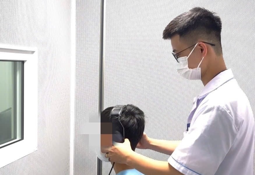 Suýt điếc vì tắm nước lạnh lúc 3 giờ sáng