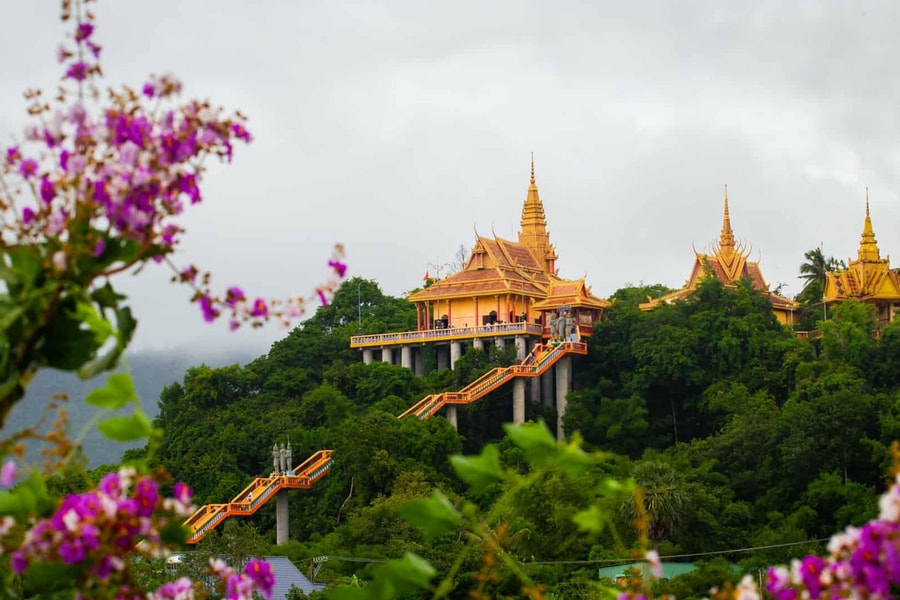 Ngôi chùa ở An Giang như 'lơ lửng trên cao', khách leo 240 bậc đến chiêm bái