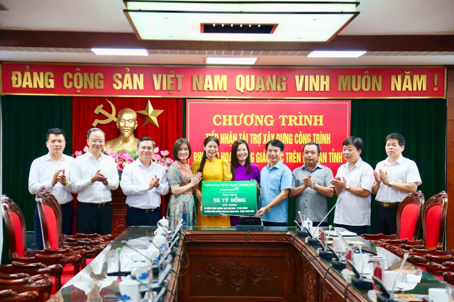 Vietcombank donates 10 billion VND to educational work building in Hai Duong