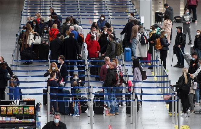 EU xem xét tăng phí nhập cảnh đối với du khách Mỹ và Anh để trả nợ sau đại dịch