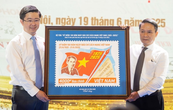 Phát hành bộ tem kỷ niệm 100 năm Báo chí cách mạng Việt Nam