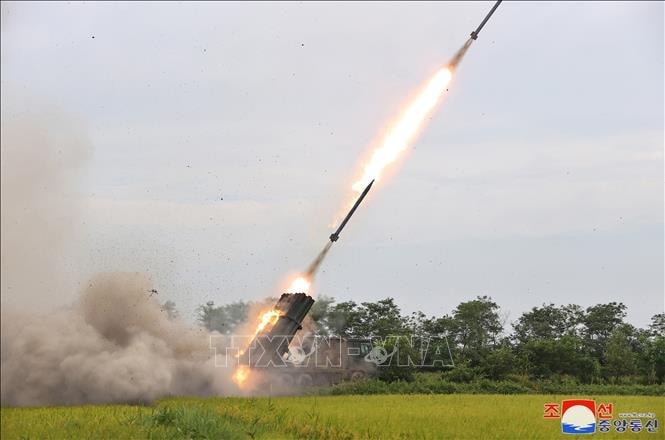 Triều Tiên bắn 10 quả đạn pháo từ hệ thống phóng rocket đa nòng