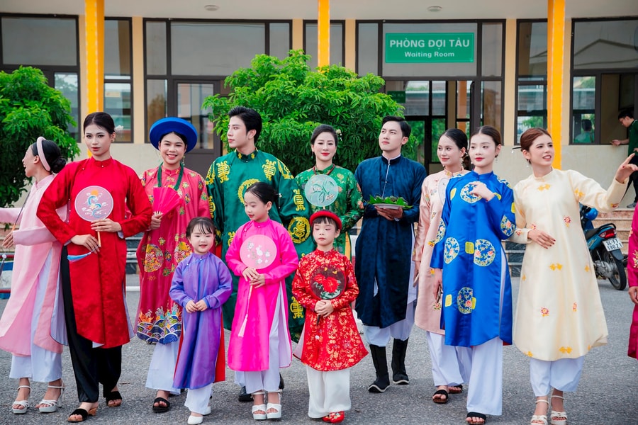 Nhiều diễn viên, người mẫu trải nghiệm tour Hải Dương - Hải Phòng trước ngày hợp nhất