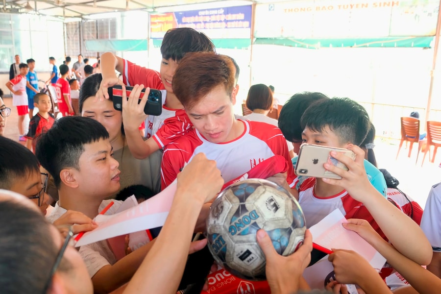 Tiền vệ Nguyễn Hoàng Đức truyền cảm hứng cho gần 200 cầu thủ nhí Hải Dương