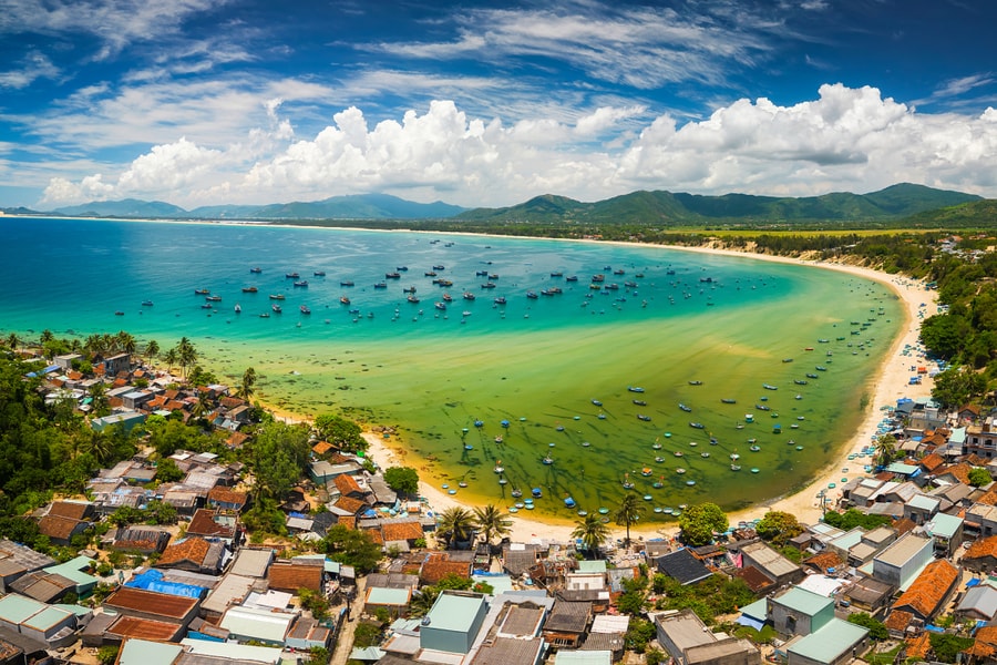 Làng chài hoang sơ quanh Mũi Vi Rồng