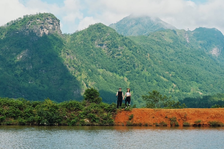 Cao nguyên cách Hà Nội 300 km có biển mây, thác nước, khách rộn ràng reo vui