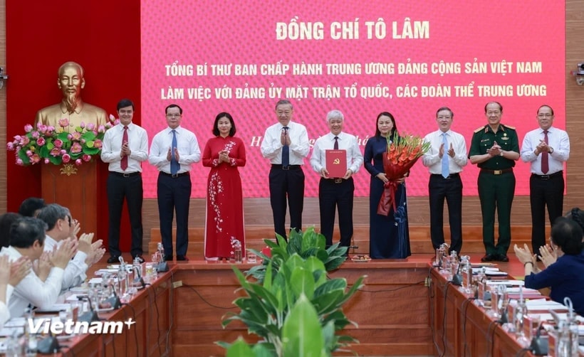 Tổng Bí thư Tô Lâm trao quyết định thành lập Cơ quan Ủy ban Trung ương MTTQ Việt Nam