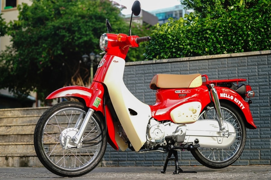 Honda Super Cub 50 bản Hello Kitty đầu tiên về Việt Nam