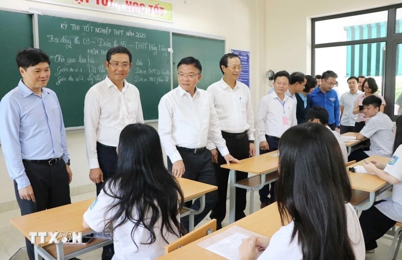 Phó Thủ tướng Lê Thành Long kiểm tra công tác chuẩn bị thi tốt nghiệp THPT tại Hải Phòng