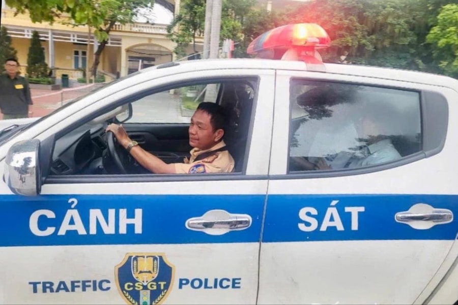 Cảnh sát giao thông Hải Dương đưa thí sinh bị co cứng tay chân đi cấp cứu kịp thời trước giờ thi