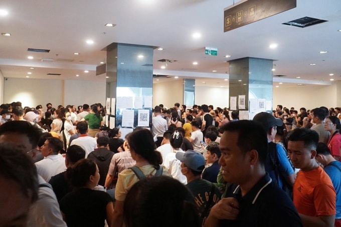 Thức trắng đêm nộp hồ sơ mua nhà ở xã hội