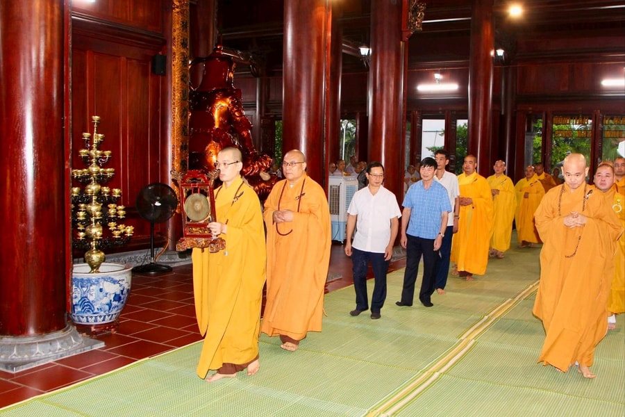 Các cơ sở Phật giáo cử chuông, trống cầu quốc thái, dân an trong ngày đầu hợp nhất