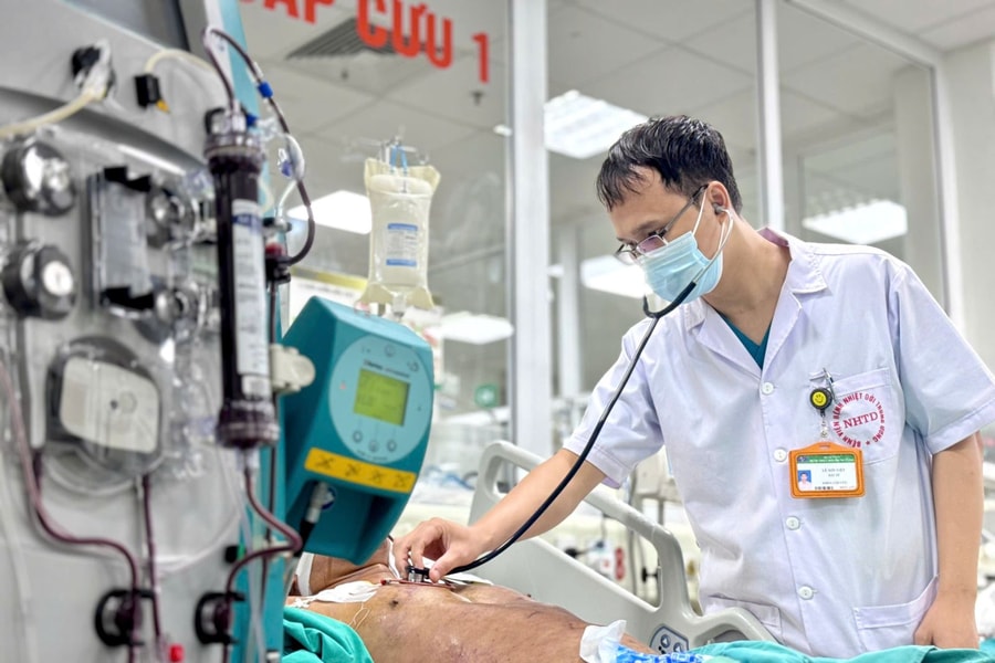 Người đàn ông bầm tím cơ thể, nguy kịch sau 3 ngày ăn tiết canh